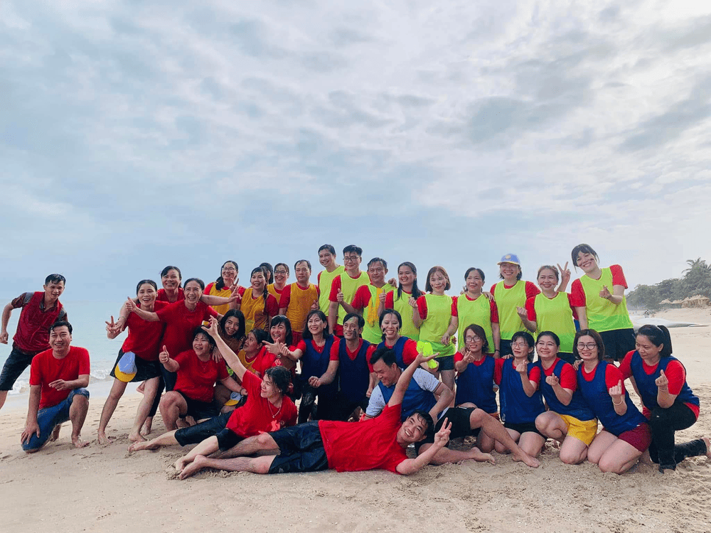 Bãi cát rộng thoáng tại Đồi Dương là nơi lý tưởng để tổ chức các trò chơi vận động như bóng chuyền, bóng đá hay team building (Nguồn: Khách sạn Đồi Dương)